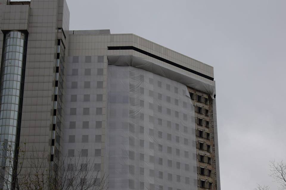 По словам очевидцев, ткань со здания сорвало ветром