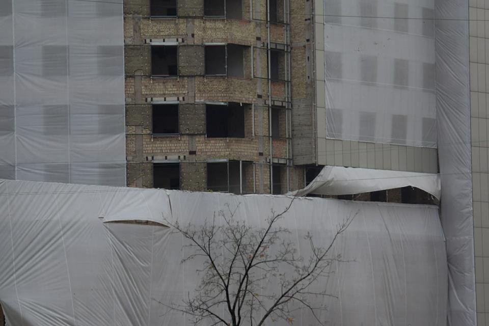 Перед началом конкурса "Еровидение-2017" недострой закрыли тканью, чтобы не пугать иностранных туристов