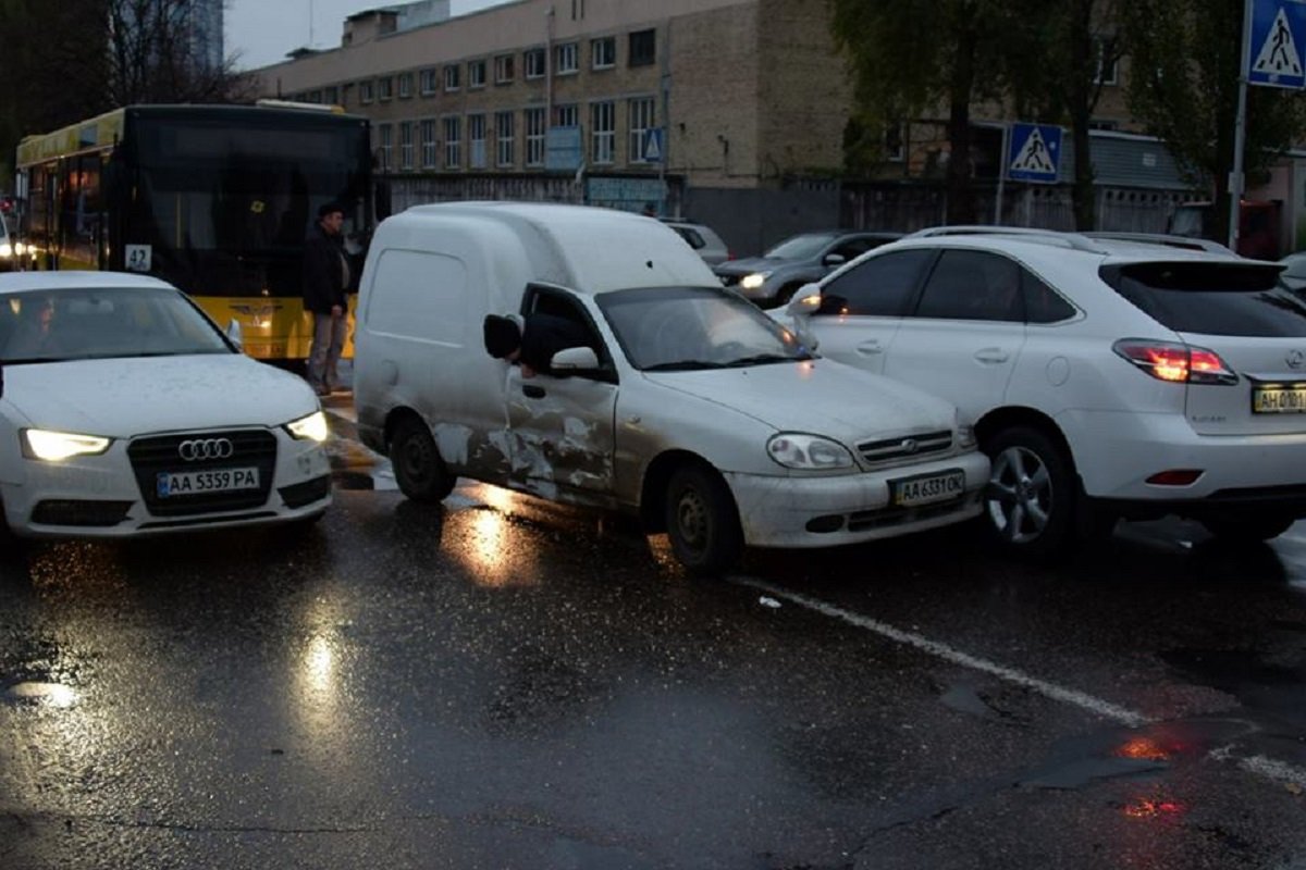 По улице Сверстюка столкнулись три машины