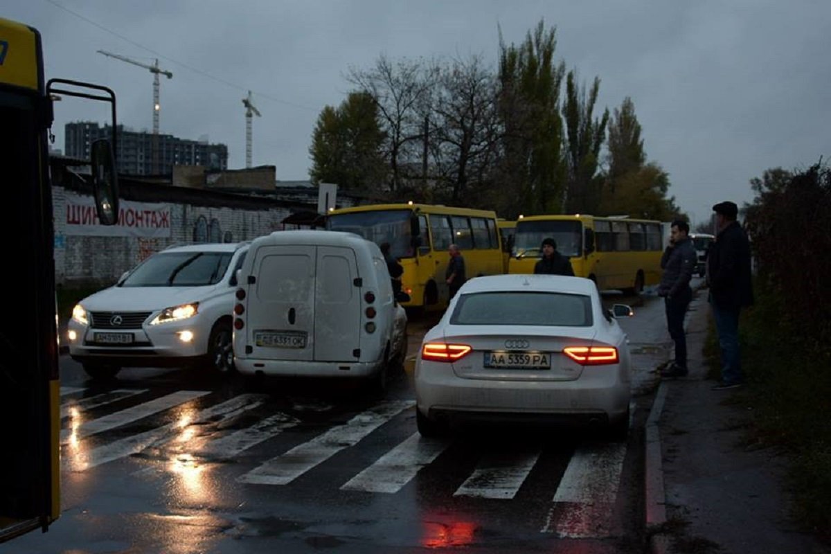 Столкнулись машины марок Audi, Lexus и Daewoo Lanos