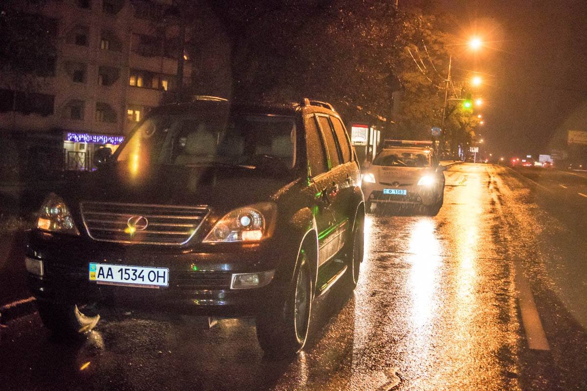 Пока водителя Lexus забрали на экспертизу, его авто стоит на аварийке под присмотром полиции