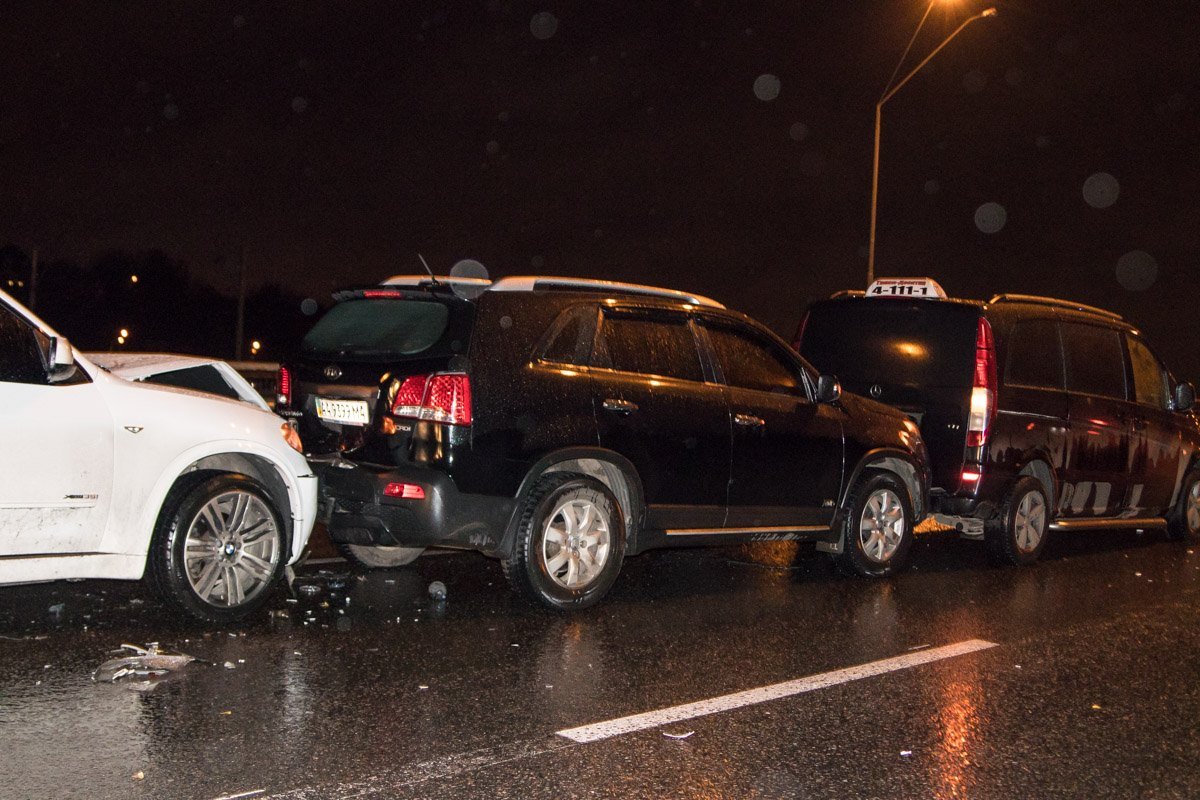 В первом ДТП на Южном мосту столкнулись три иномарки
