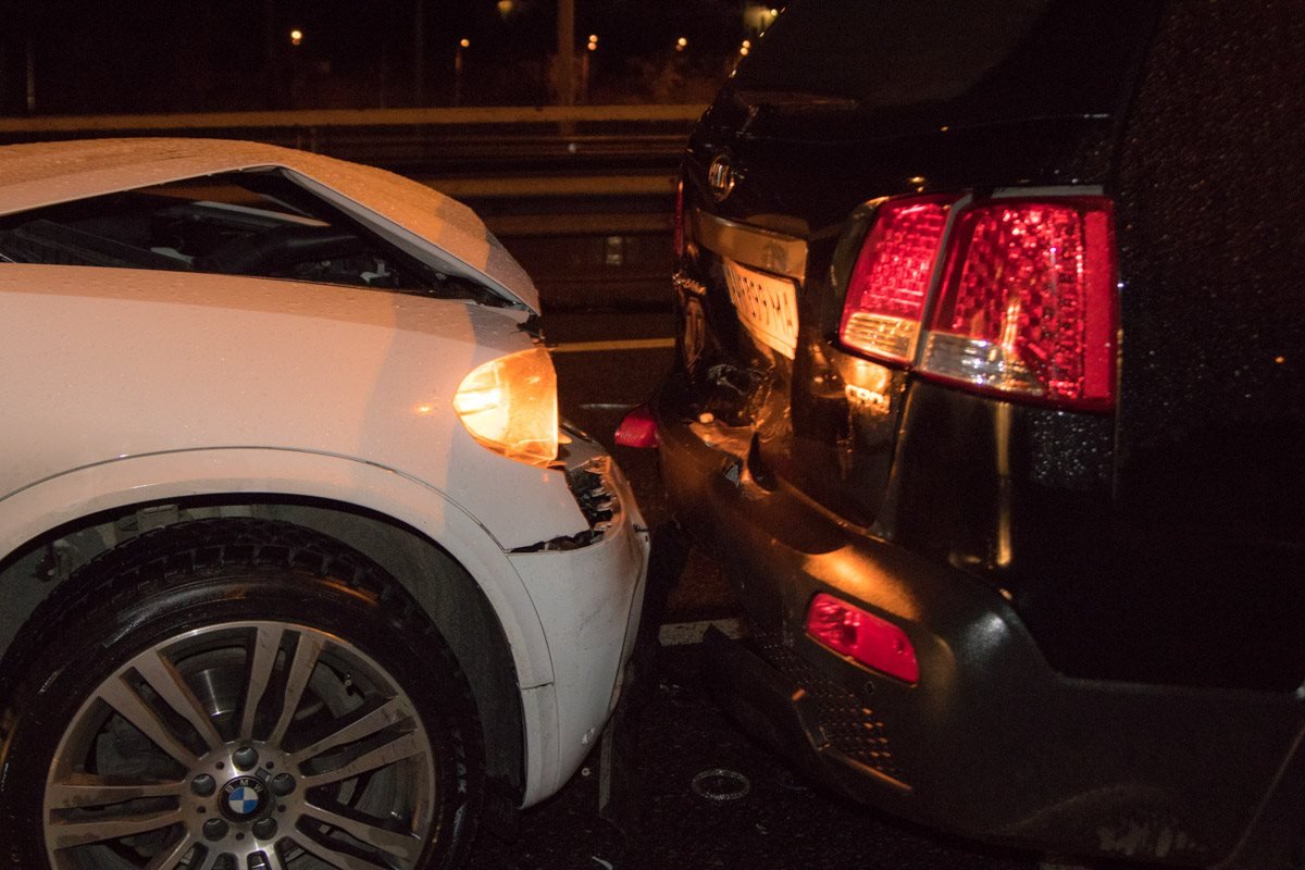 BMW, проезжая мост, не выдержал необходимую дистанцию и столкнулся с Kia.