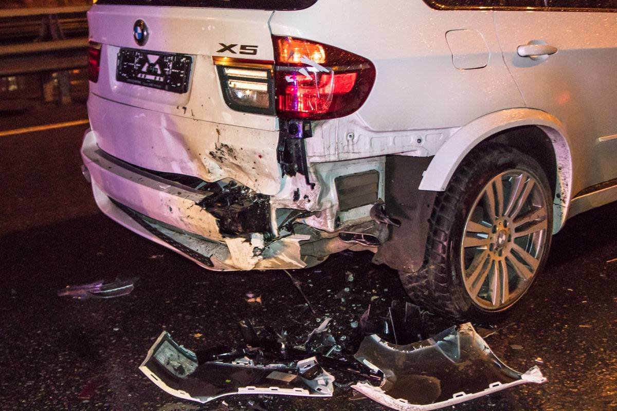 Ford Focus врезался в заднюю часть автомобиля BMW X5