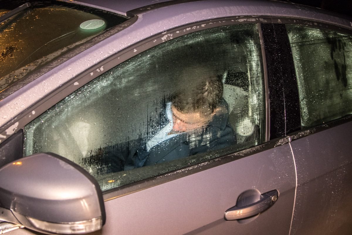 Водитель Ford Focus мирно спит на месте ДТП с запотевшими окнами в машине