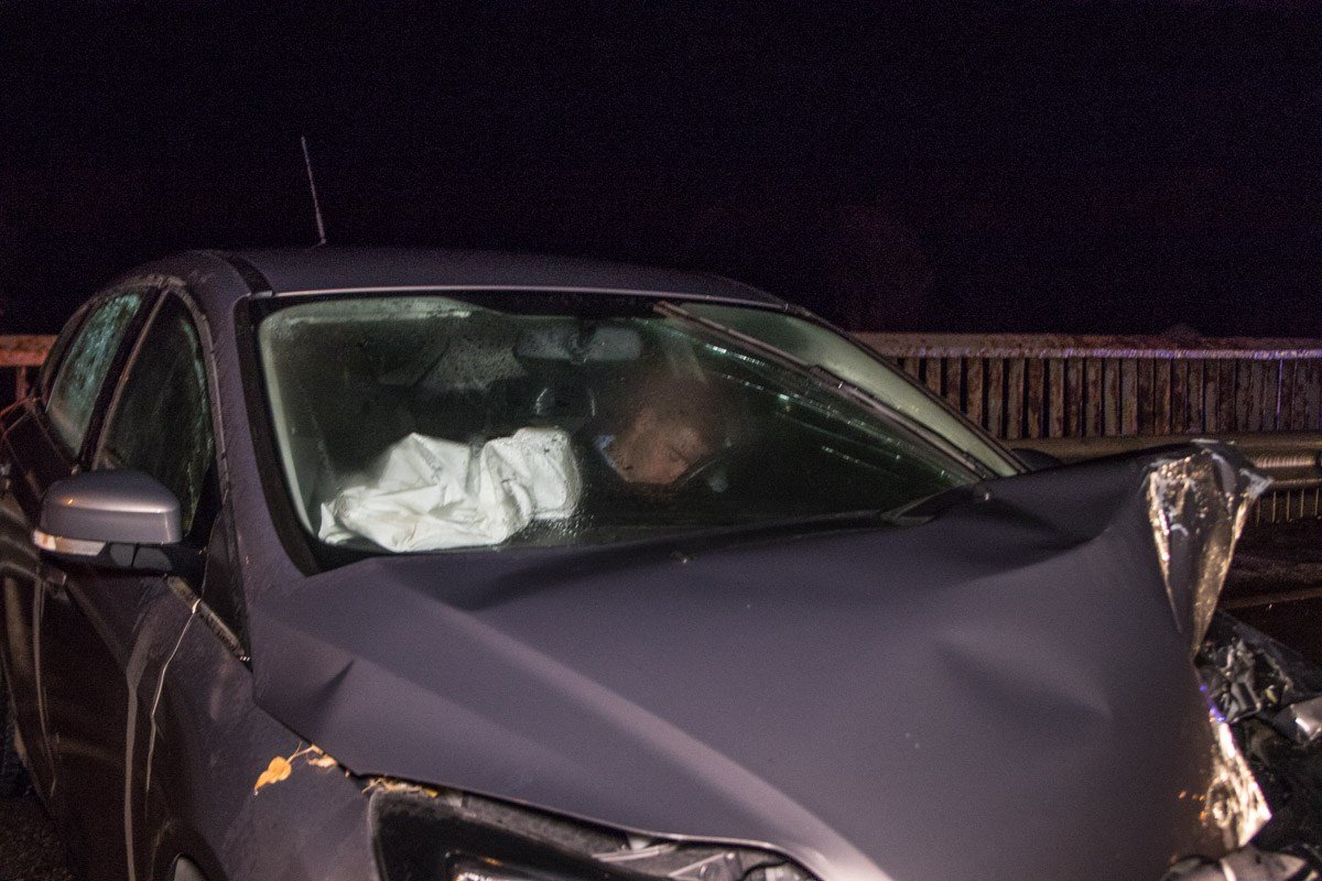 Пьяного водителя совсем не волнует, что вокруг собралось немало народу