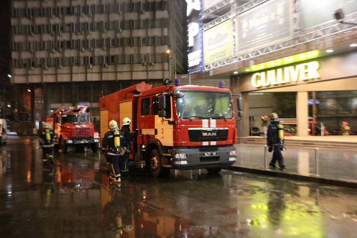 Пожарные провели ночные учения в ТРК «Gulliver» 