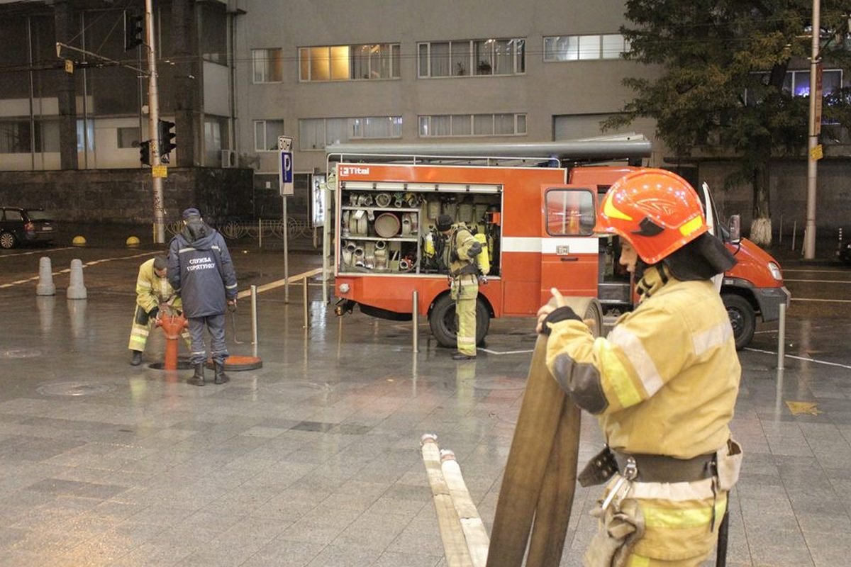 По легенде учений в торговом комплексе случился пожар из-за короткого замыкания 
