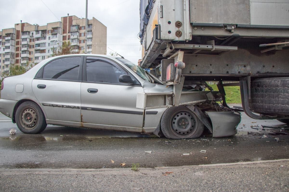 На улице Полярной Daewoo Lanos врезался в грузовик На улице Полярной Daewoo Lanos врезался в грузовик
