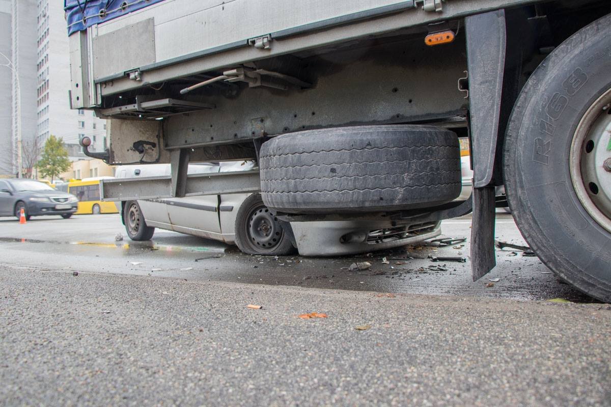 Легковушка влетела в MAN на большой скорости Легковушка влетела в MAN на большой скорости