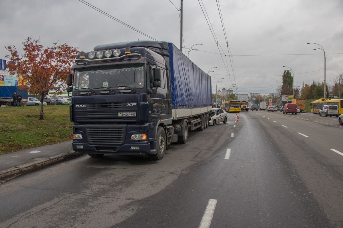 Грузовой автомобиль остановился у обочины буквально на 2 минуты, именно в этот момент сзади в него врезался Lanos Грузовой автомобиль остановился у обочины буквально на 2 минуты, именно в этот момент сзади в него врезался Lanos
