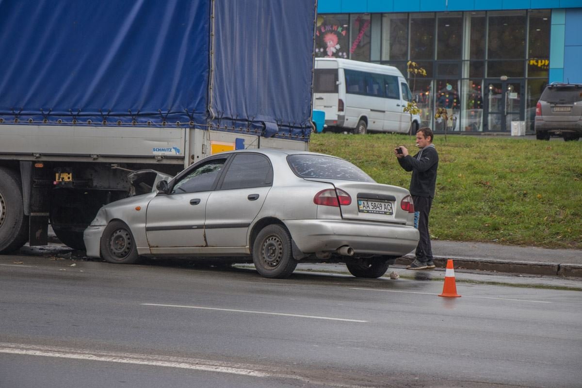 Машину на летней резине занесло на скользкой дороге Машину на летней резине занесло на скользкой дороге