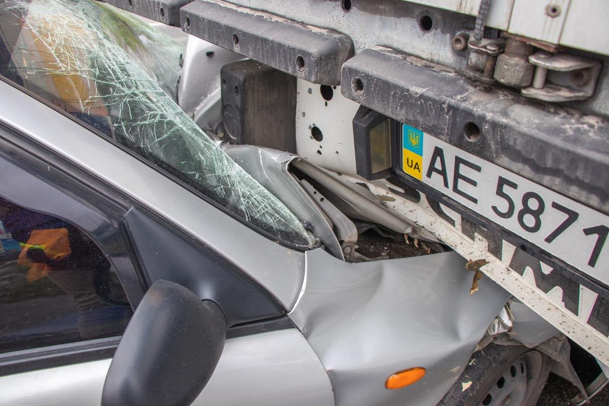 Передняя часть легкового авто практически полностью вошла под грузовик Передняя часть легкового авто практически полностью вошла под грузовик