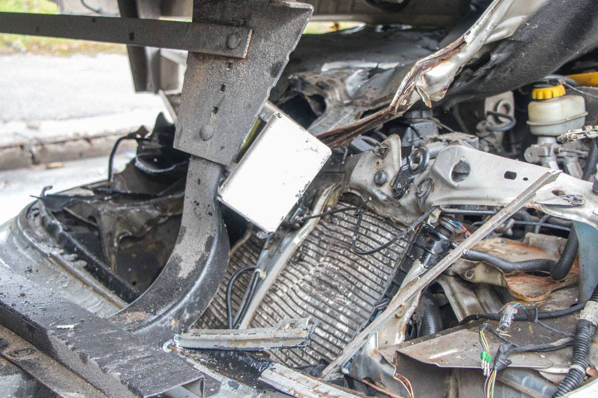 У легковой машины сильные повреждения У легковой машины сильные повреждения