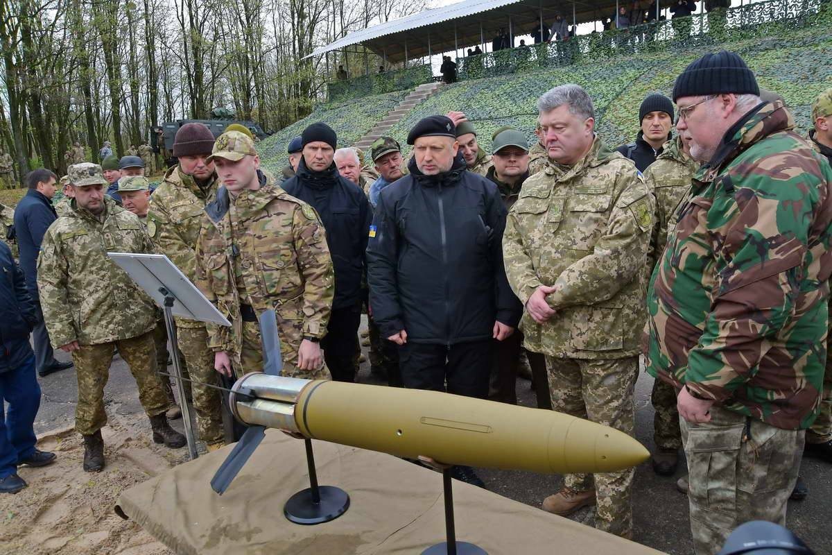 Порошенко и солдаты ВСУ почтили минутой молчания память погибших