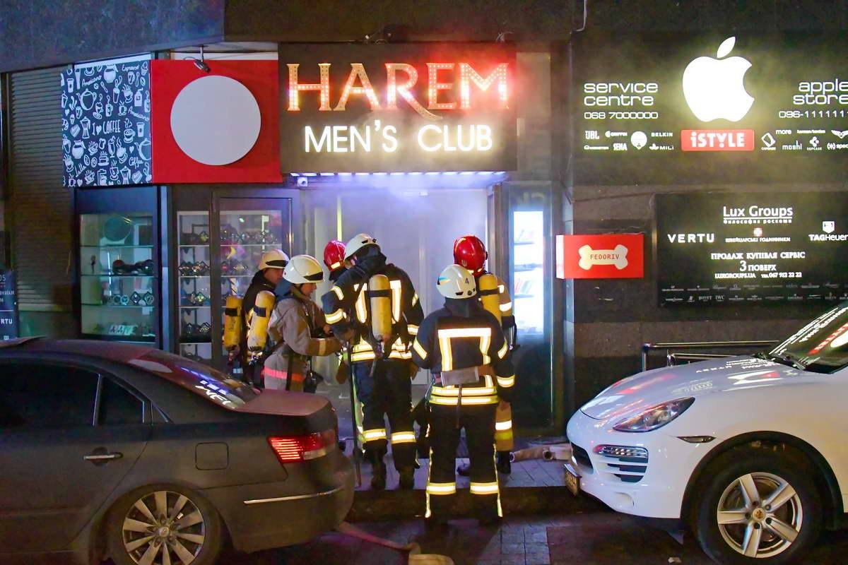 Вход в стрип-клуб был весь в дыму