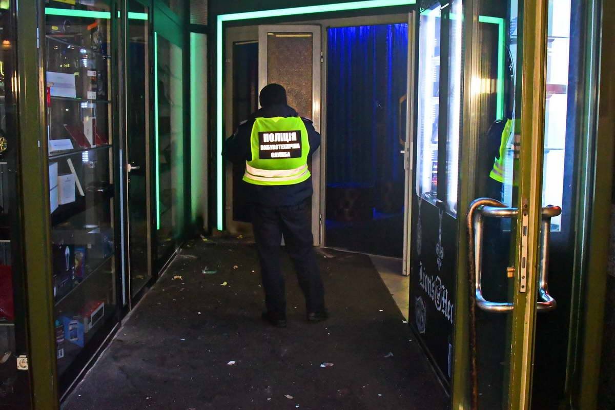 Один из взрывпакетов прилетел внутрь здания