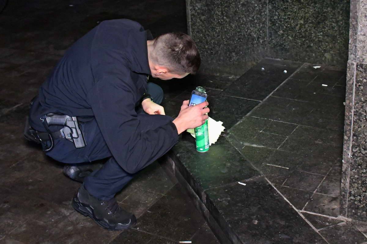 Специалисты устанавливают состав взрывпакетов