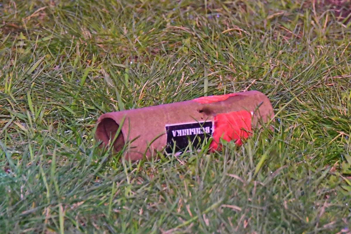 Остатки от взрывчаток разбросаны у входа в стрип-клуб