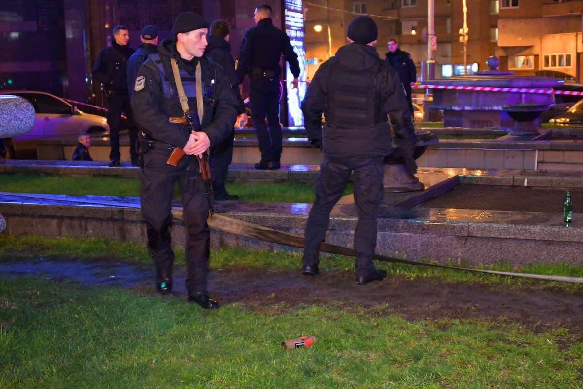 Полиция оцепила территорию вокруг стриптиз-клуба