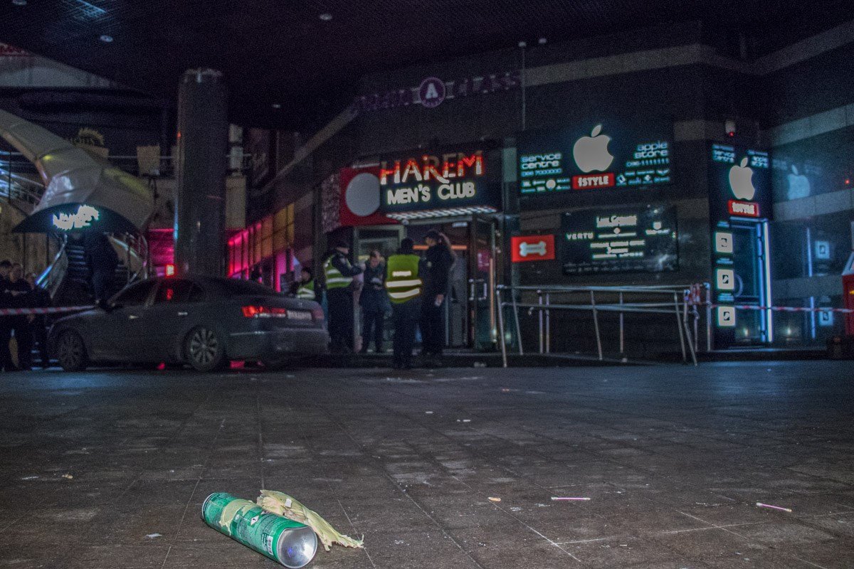 Хулиганов было около двадцати человек