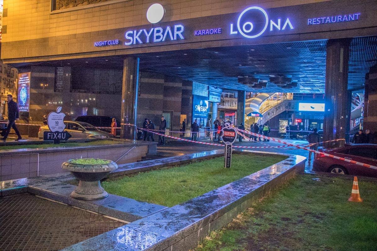 Территорию вокруг клуба оцепили правоохранители 