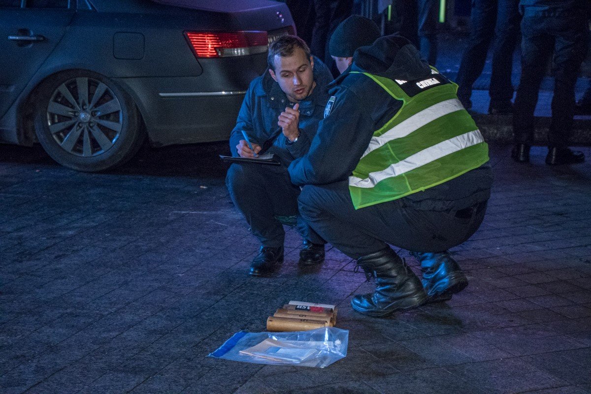 Шашки были разбросаны возле стрип-клуба