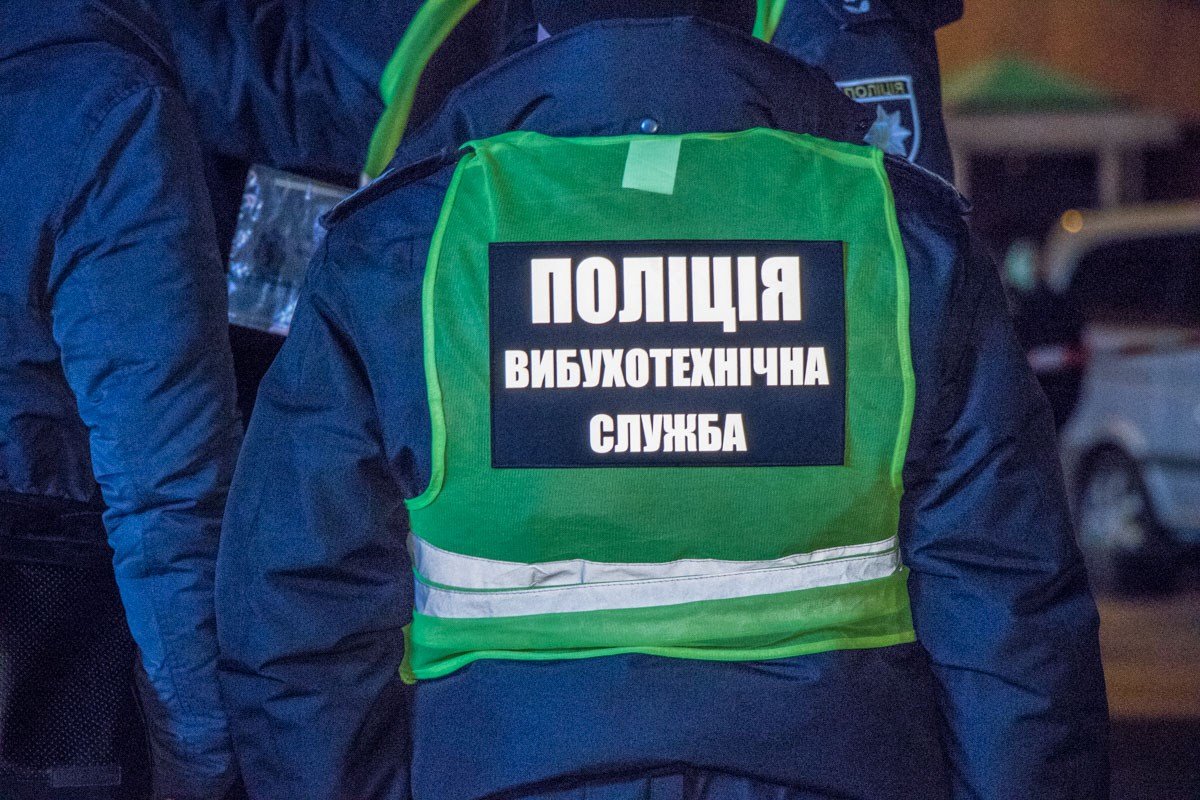 На месте работали взрывотехники 