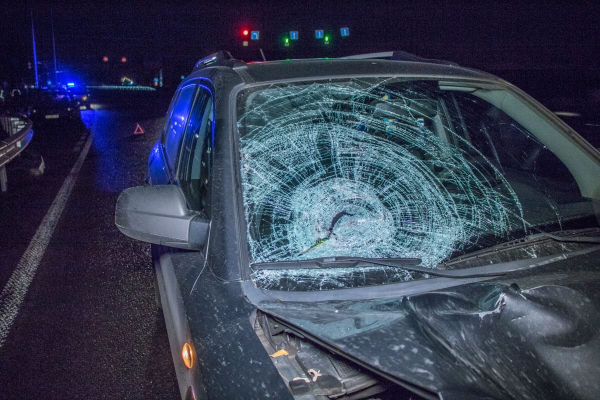 Левая часть автомобиля серьезно повреждена Левая часть автомобиля серьезно повреждена