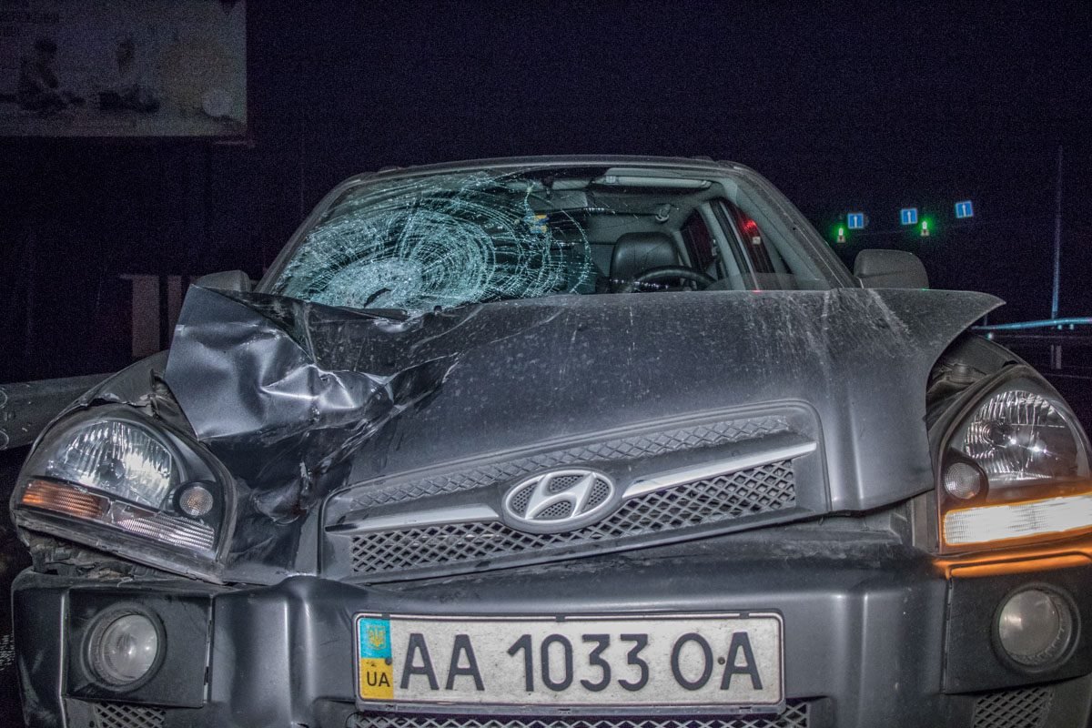 Капот автомобиля покосило Капот автомобиля покосило