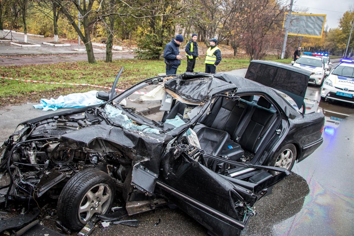 Легковой автомобиль врезался в грузовик 