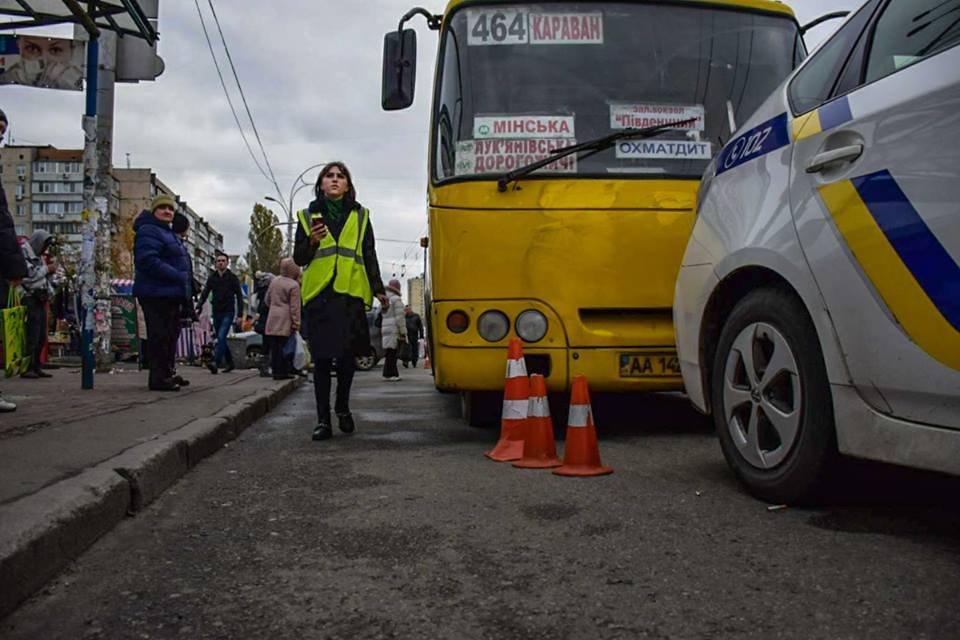 По словам очевидцев, пассажиры троллейбуса попали под колеса маршрутки когда бежали на пересадку