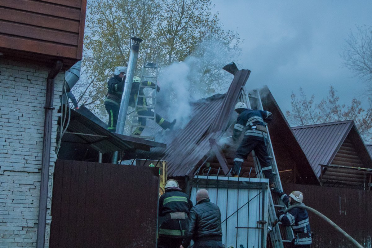 В Киеве загорелась баня В Киеве загорелась баня