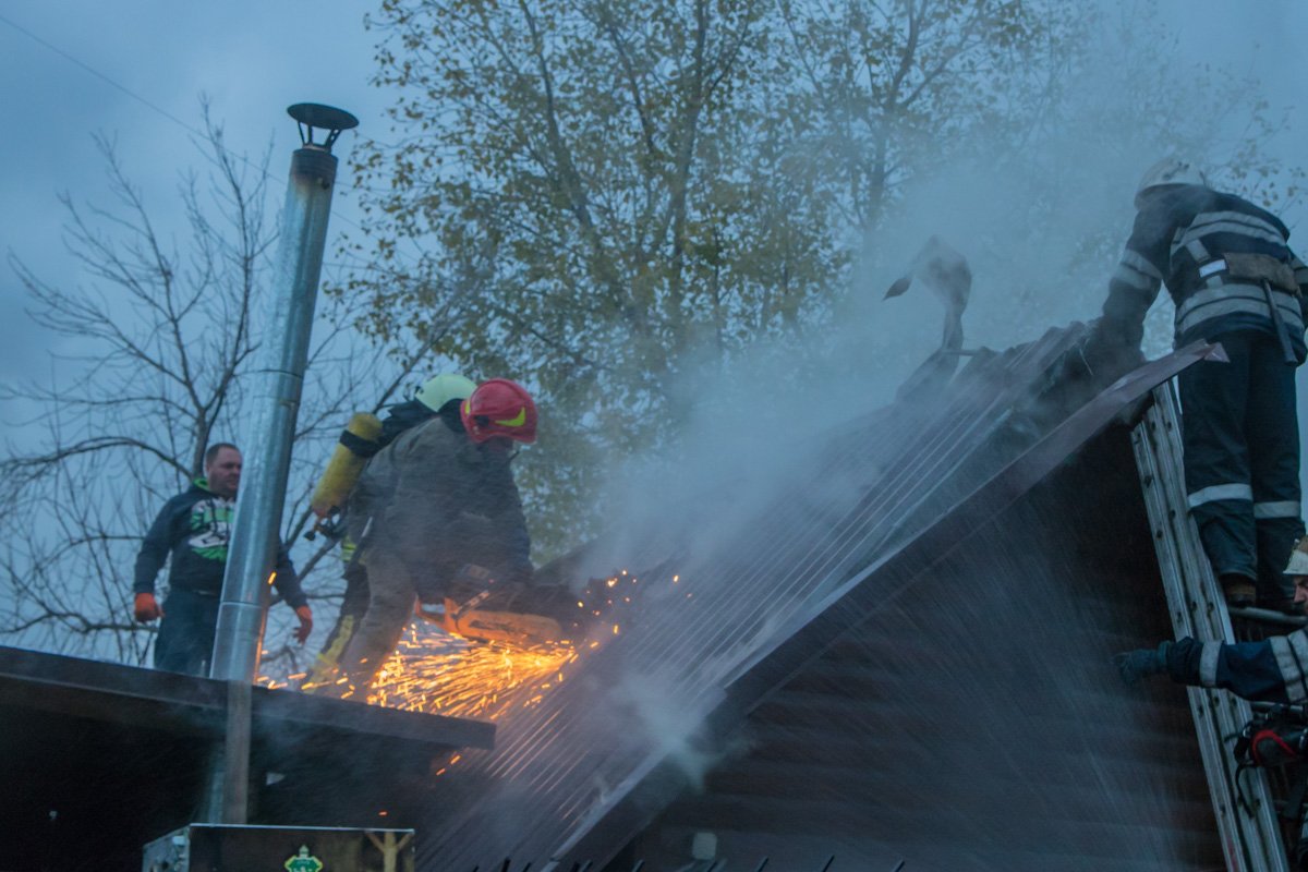 Сотрудники ГСЧС срезали крышу здания, чтобы потушить огонь Сотрудники ГСЧС срезали крышу здания, чтобы потушить огонь