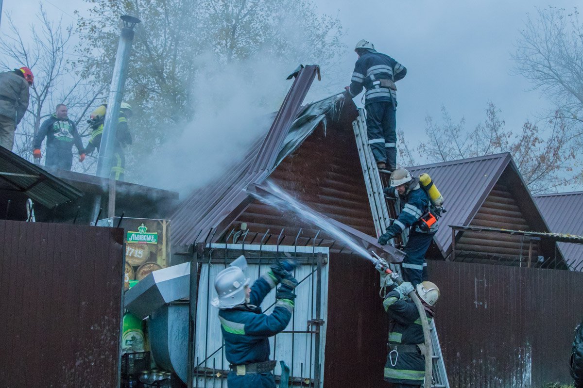К месту события приехали две пожарные машины К месту события приехали две пожарные машины