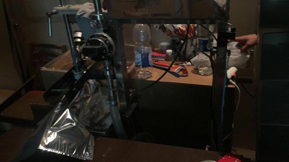 На складском помещении алкоголь разливался по бутылкам при помощи подручных средств На складском помещении алкоголь разливался по бутылкам при помощи подручных средств