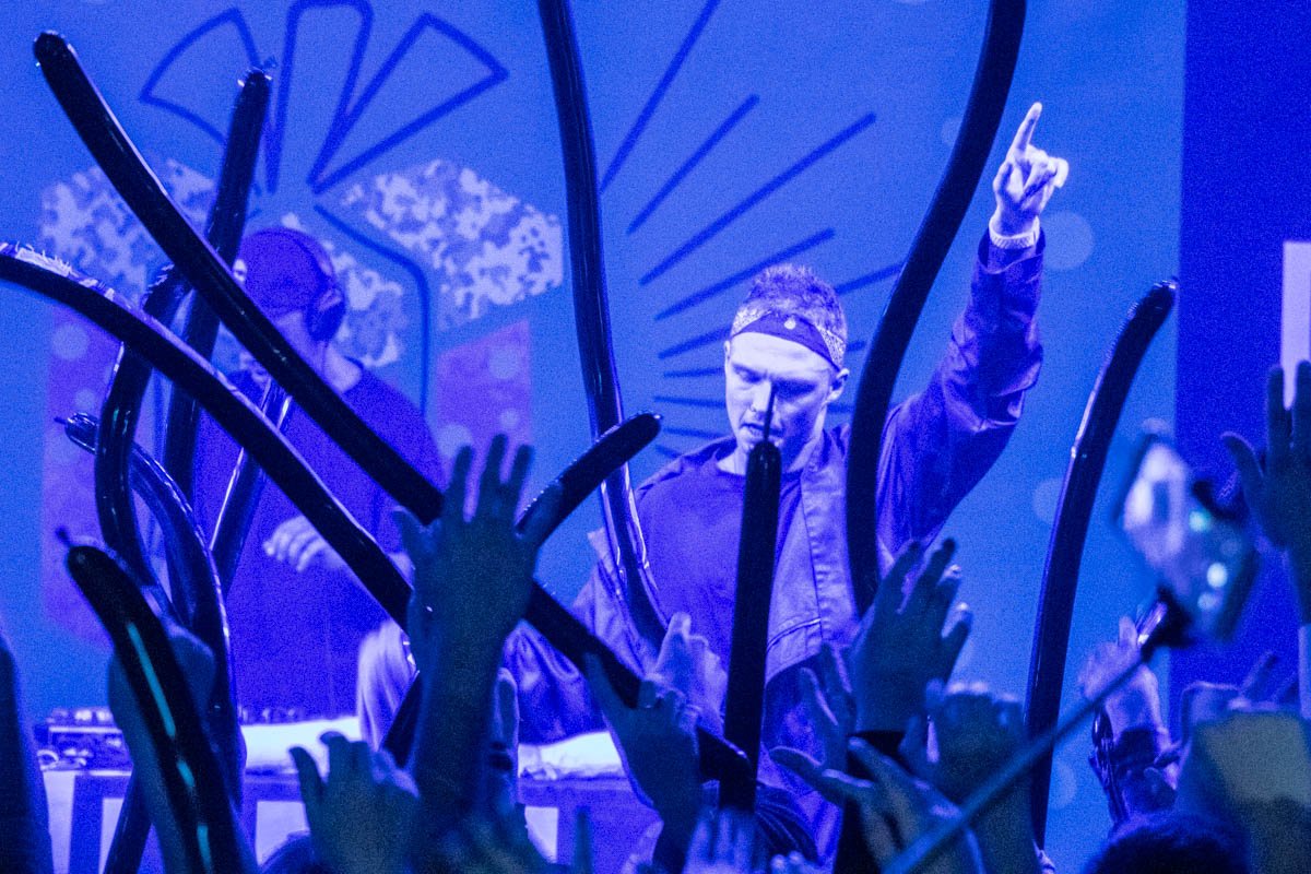 Музыка летит за нами, руки над головами...