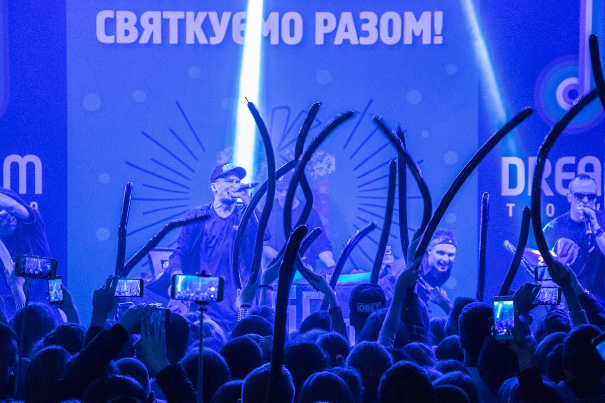 Длинные шары, в фирменных цветах группы, разлетелись по рукам зрителей