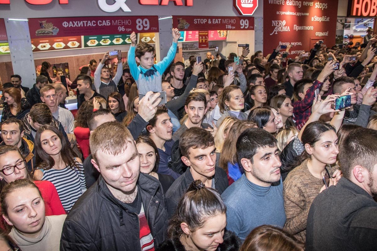 Где бы ты ни был, давай сделаем это красиво - руки прям в небо, скажем ему спасибо.: спасибо за жизнь, спасибо за свет... но больше всего - за любовь!