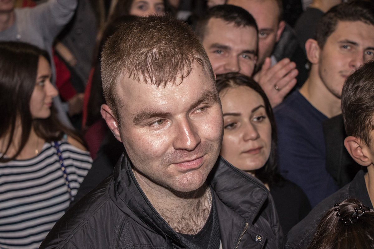 Ты не бойся, я не опасный... Просто некому душу открыть, я, дружище, пропал совсем...