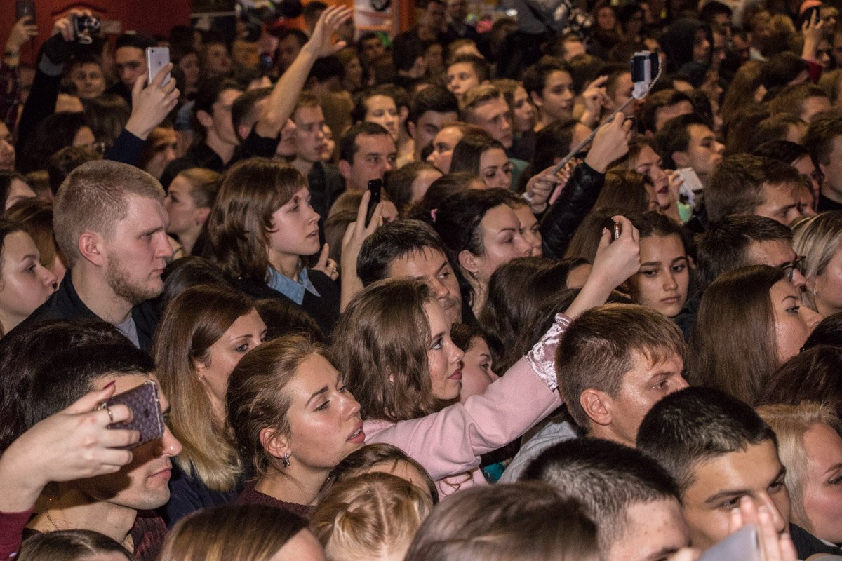 Протолкнуться в зале невозможно