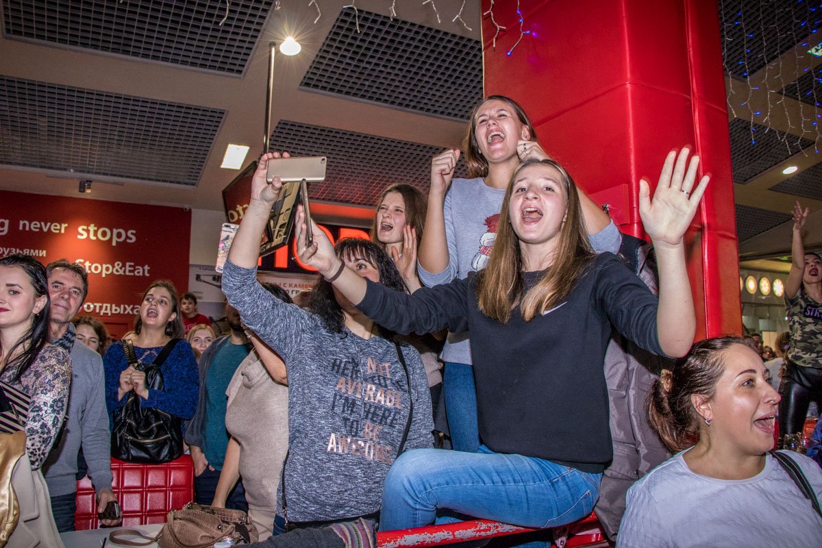 Некоторые фанаты очень старались петь так, чтобы их услышал Потап 