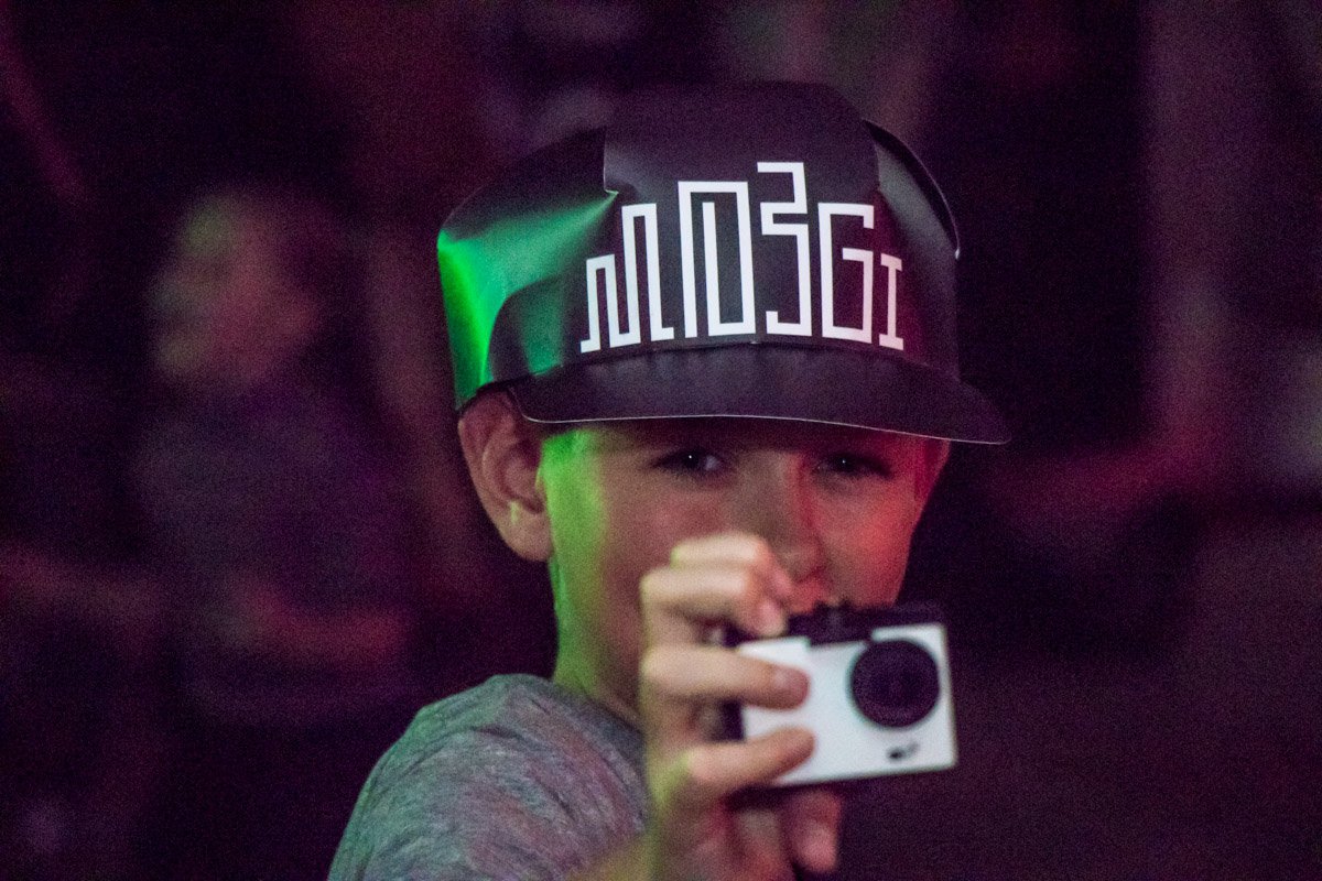 MOZGI подарила поклонникам памятные кепки