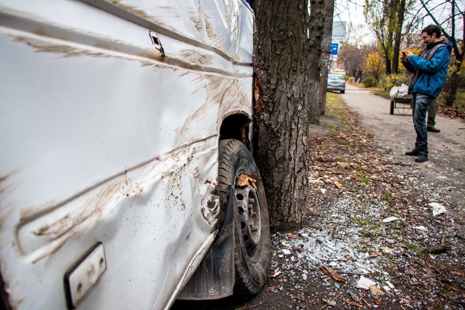 От удара маршрутка вылетела на обочину и врезалась в дерево