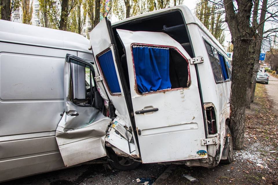 От удара у микроавтобусов вылетели стекла