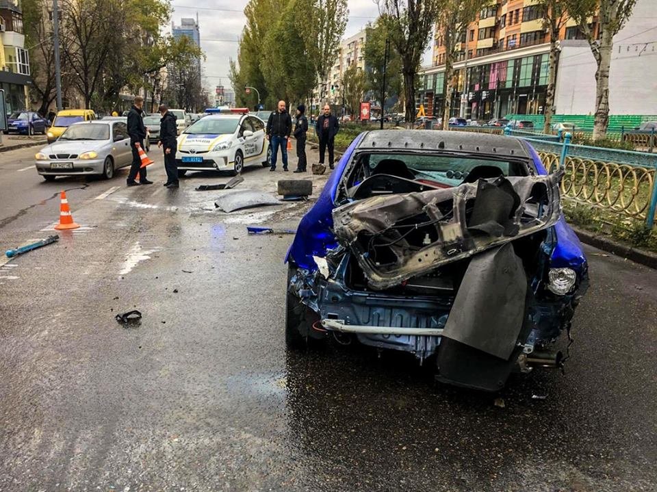 У автомобиля разбита даже задняя сторона