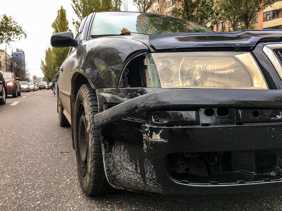 У автомобиля Skoda менее значительные повреждения - фара и бампер