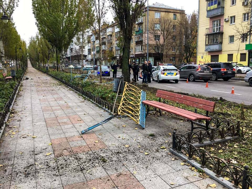 Автомобиль Honda снес около 15 метров бульварного ограждения