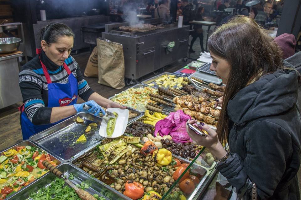 Повара представляли много различной вкусной еды Повара представляли много различной вкусной еды