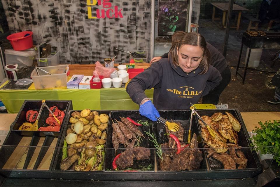 Почти у каждой палатки выстраивалась очередь из любителей покушать Почти у каждой палатки выстраивалась очередь из любителей покушать